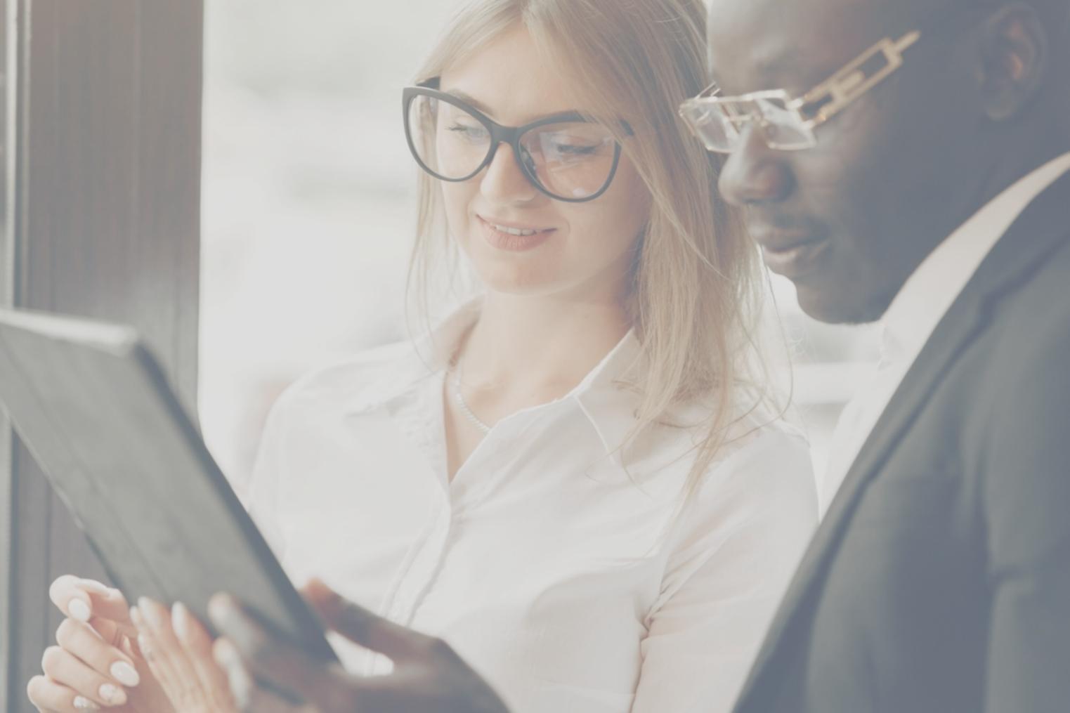 Communauté d'investisseurs collaborant sur des stratégies financières