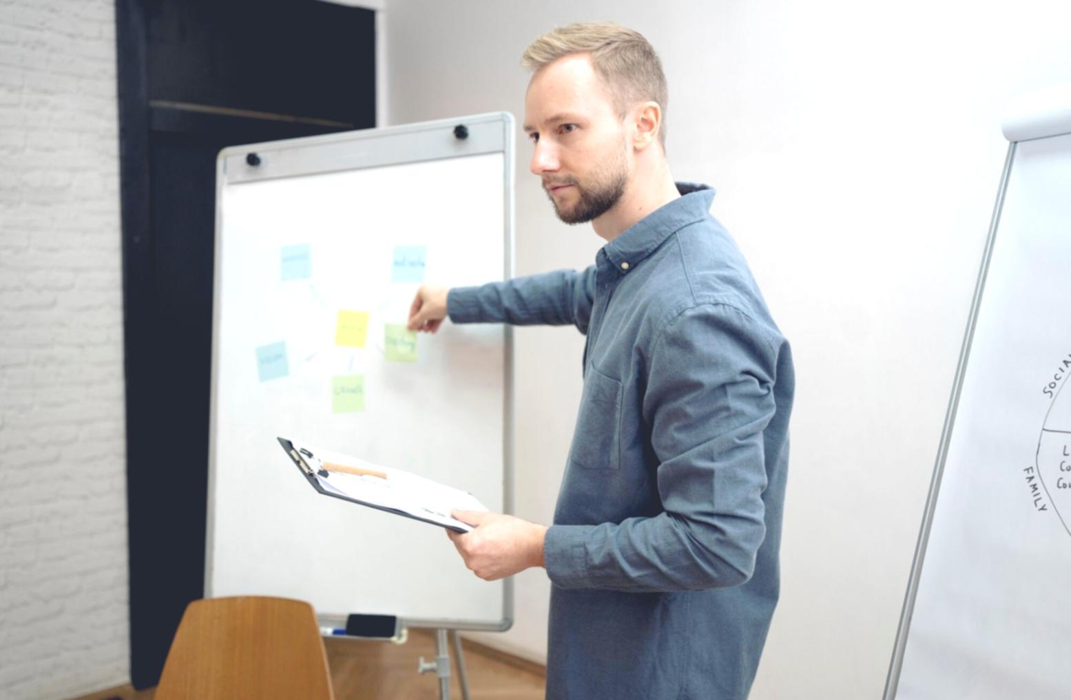 Environnement de travail moderne avec outils d'analyse financière