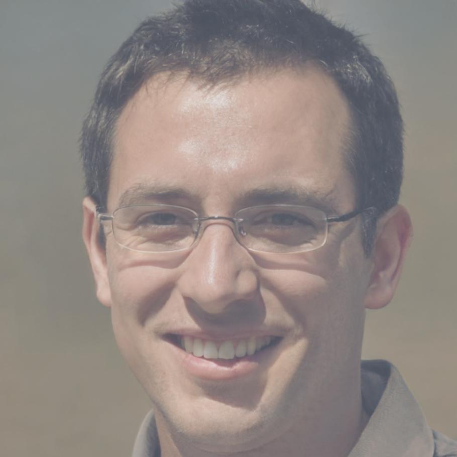 Portrait de Marc Dubois, expert en analyse financière